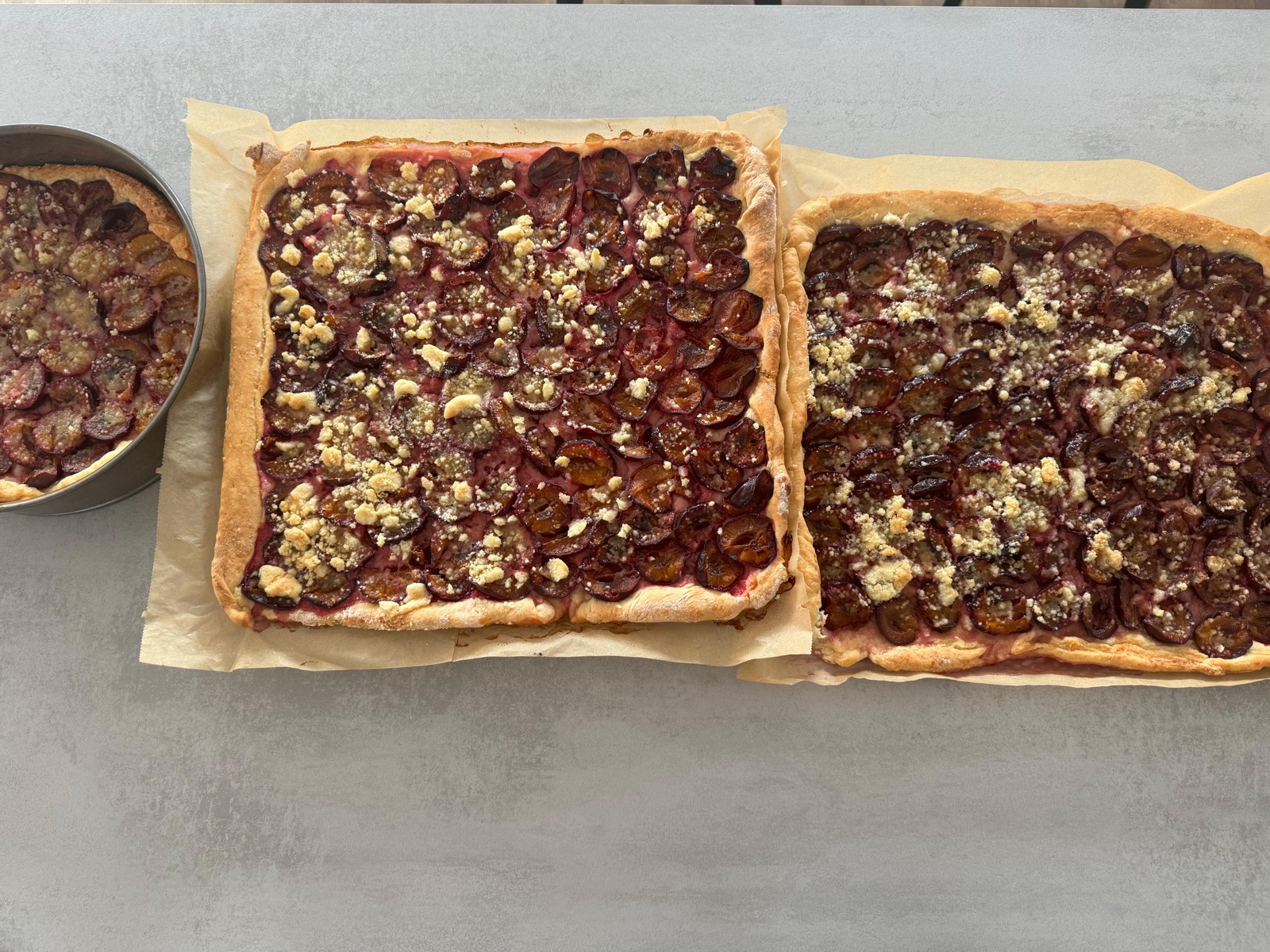 Fertige Zwetschgenkuchen vom Blech und aus der Form