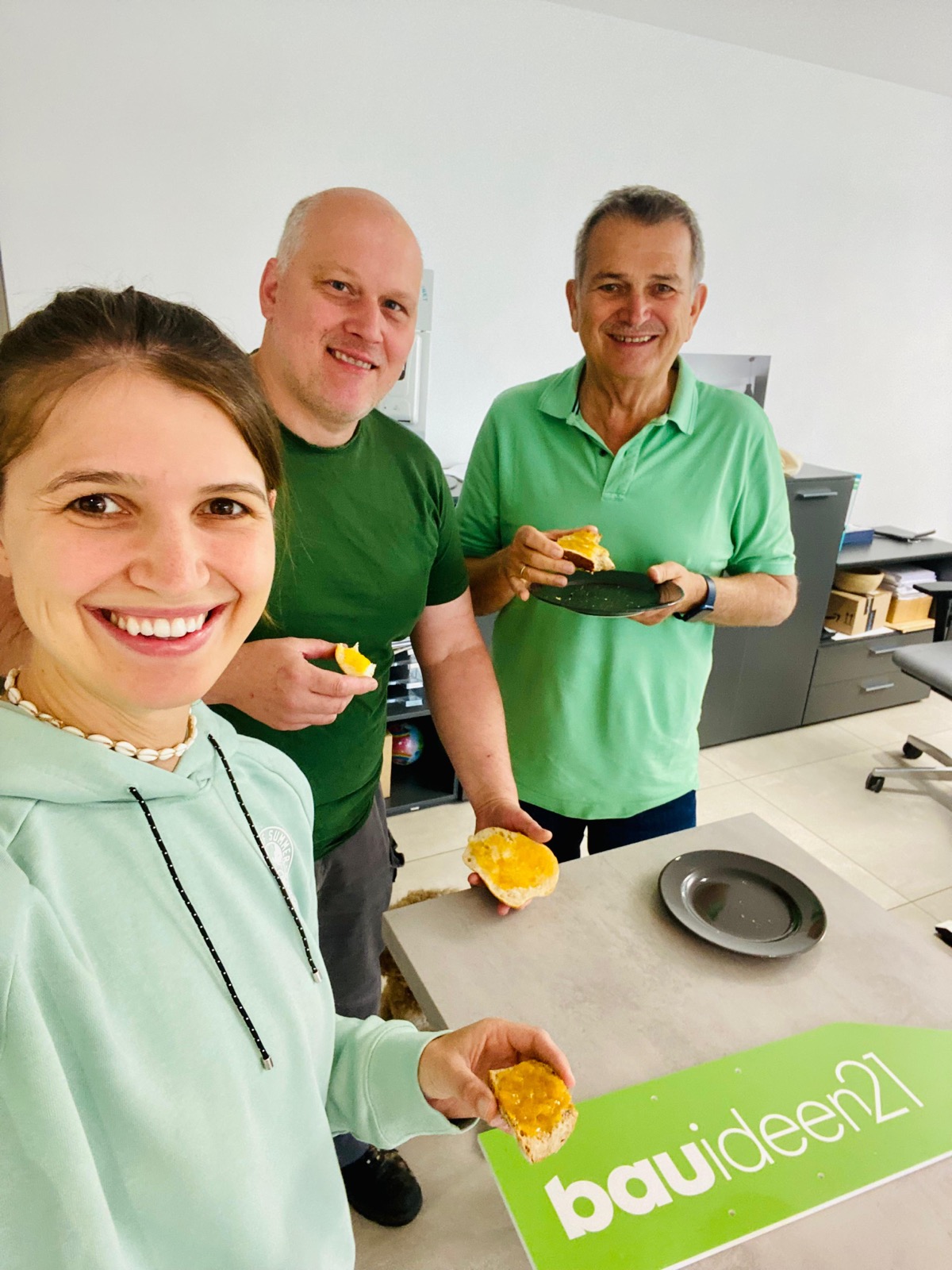 Carina, Mathias und Walter bei der Verkostung von Mirabellenmarmelade auf Brot